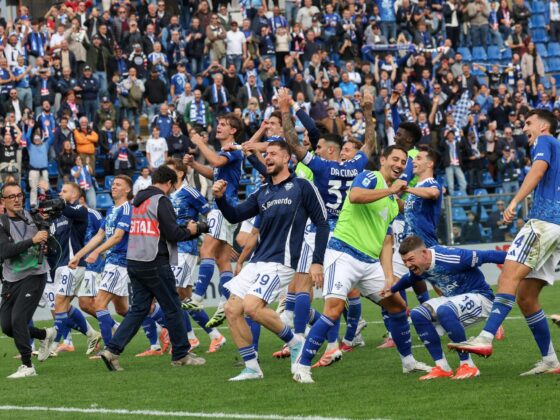 Los jugadores del Como 1907 celebran tras el partido de fútbol de la Serie A italiana entre Como 1907 y Juventus FC en el estadio Giuseppe Sinigaglia. EFE/EPA/Roberto Bregani