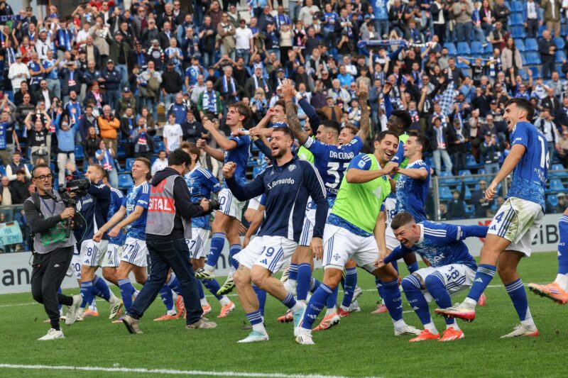 Los jugadores del Como 1907 celebran tras el partido de fútbol de la Serie A italiana entre Como 1907 y Juventus FC en el estadio Giuseppe Sinigaglia. EFE/EPA/Roberto Bregani