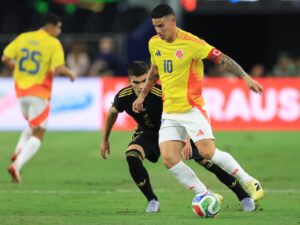 Johan Vásquez (i), de México, marca a James Rodríguez, de Colombia, durante un partido amistoso para el Mundial 2026 en el estadio AT&T en Arlington (EE.UU.). EFE/Carlos Ramírez