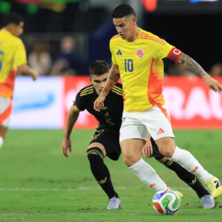 Johan Vásquez (i), de México, marca a James Rodríguez, de Colombia, durante un partido amistoso para el Mundial 2026 en el estadio AT&T en Arlington (EE.UU.). EFE/Carlos Ramírez