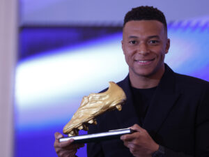 Kylian Mbappé: "Es imposible ganar este premio sin el equipo" El delantero francés del Real Madrid Kylian Mbappe recibe este viernes la Bota de Oro en un acto celebrado en el palco del Santiago Bernabéu. EFE/Javier Lizón