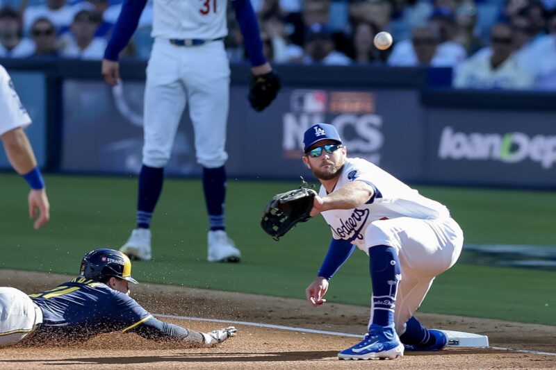 LOS ANGELES (United States), 17/10/2025.- Milwaukee Brewers third baseman Caleb Durbin (L) slides in safe with a triple against Los Angeles Dodgers third baseman Max Muncy (R) during the second inning of the MLB National League Championship Series game three between the Milwaukee Brewers and the Los Angeles Dodgers in Los Angeles, California, USA, 16 October 2025. The winner of the best-of-seven games National League Championship Series will advance to the World Series to play the winner of the American League Championship Series. EFE/EPA/ALLISON DINNER