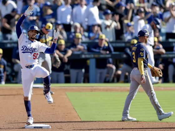El 'shortstop' de los los Dodgers de Los Angeles Dodgers Mookie Betts (i) celebra tras conectar un doble con carreras impulsadas durante el tercer juego de la Serie de Campeonato de la Liga Nacional de la MLB, el primero que se juega en Los Ángeles (California). EFE/EPA/ALLISON DINNER