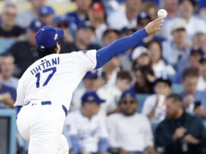 El lanzador titular de los Los Angeles Dodgers, Shohei Ohtani, lanza este viernes durante el cuarto juego de la serie al mejor de siete que ha dado a la novena angelina el título de la Liga Nacional y el paso, por segundo año consecutivo, a la Serie Mundial, que conquistó en 2024. EFE/EPA/CAROLINE BREHMAN