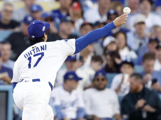 El lanzador titular de los Los Angeles Dodgers, Shohei Ohtani, lanza este viernes durante el cuarto juego de la serie al mejor de siete que ha dado a la novena angelina el título de la Liga Nacional y el paso, por segundo año consecutivo, a la Serie Mundial, que conquistó en 2024. EFE/EPA/CAROLINE BREHMAN