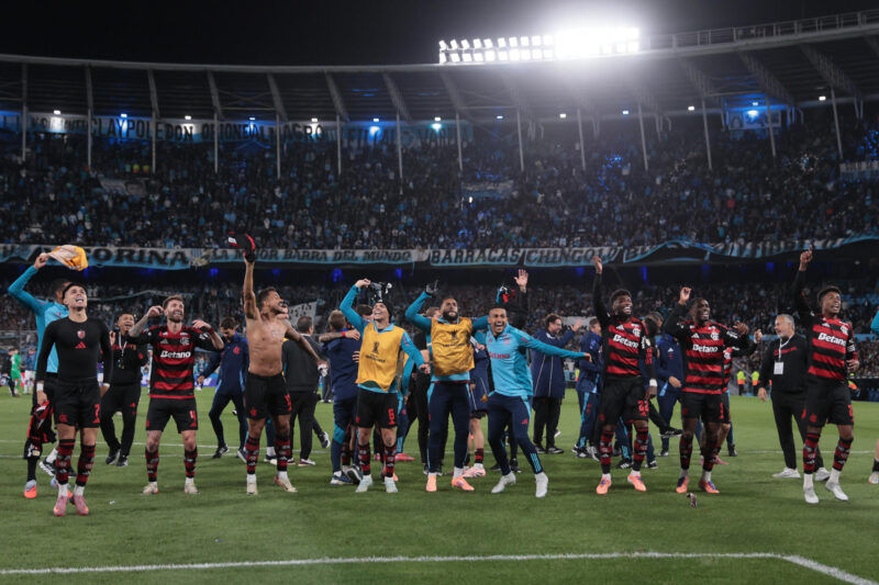 Flamengo vuelve a final de la Libertadores en busca del cuarto título Jugadores de Flamengo celebran la clasificación del equipo brasileño a la final de la Copa Libertadores tras igualar este miércoles sin goles con Racing Club en el estadio El Cilindro, de la ciudad argentina de Avellaneda. EFE/ Luciano Gonzalez.