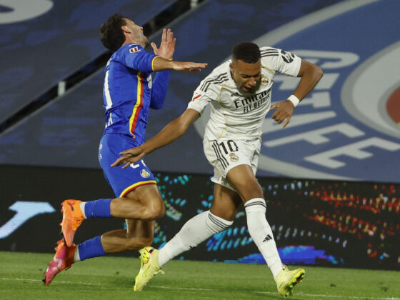 El defensa del Getafe Domingos Duarte pelea un balón ante el delantero del Real Madrid Kylian Mbappé (d) este domingo, durante el partido de la jornada 9 de LaLiga EA Sports que Getafe y Real Madrid disputan en el Coliseum, en Getafe (Comunidad de Madrid). EFE/ Mariscal