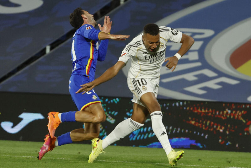 El defensa del Getafe Domingos Duarte pelea un balón ante el delantero del Real Madrid Kylian Mbappé (d) este domingo, durante el partido de la jornada 9 de LaLiga EA Sports que Getafe y Real Madrid disputan en el Coliseum, en Getafe (Comunidad de Madrid). EFE/ Mariscal