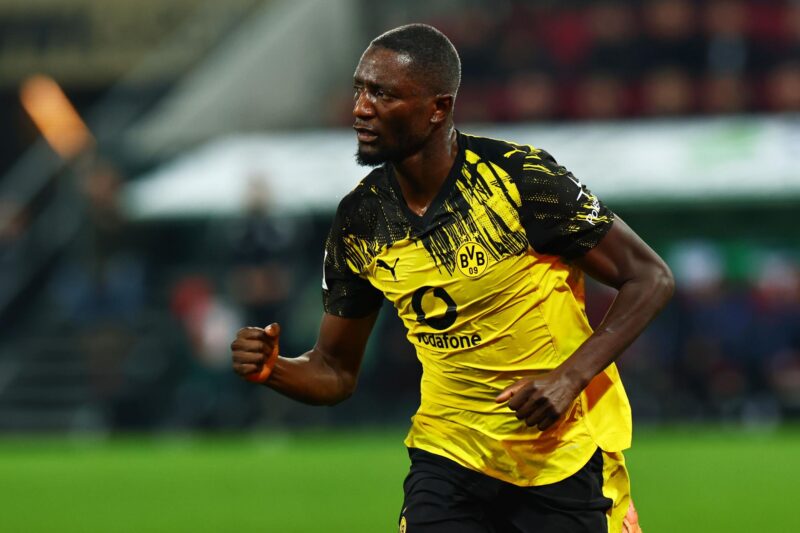 Serhou Guirassy, del Borussia Dortmund, celebra su gol en el partido de la Bundesliga disputado este viernes entre su equipo y el Augsburgo. EFE/ ANNA SZILAGYI