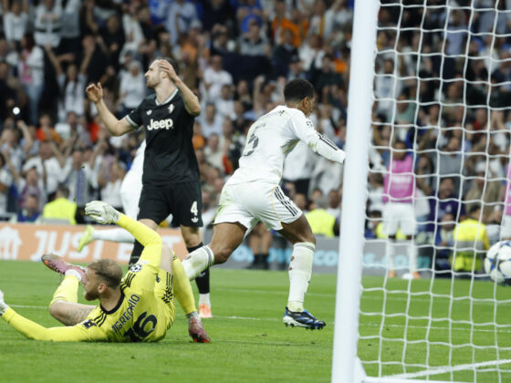 El centrocampista del Real Madrid Jude Bellingham (c) celebra tras marcar ante la Juventus, durante el partido de la tercera jornada de la Liga de Campeones que Real Madrid y Juventus disputaron en el estadio Santiago Bernabéu. EFE/Juanjo Martín
