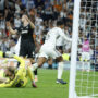 El centrocampista del Real Madrid Jude Bellingham (c) celebra tras marcar ante la Juventus, durante el partido de la tercera jornada de la Liga de Campeones que Real Madrid y Juventus disputaron en el estadio Santiago Bernabéu. EFE/Juanjo Martín