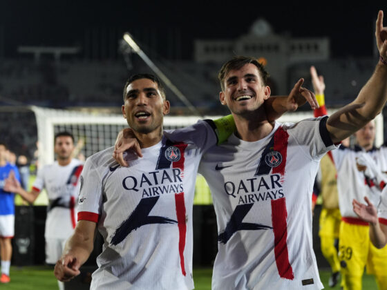 Los jugadores del París Saint-Germain, el marroquí Achraf Hakimi (i) y el español Fabian, celebran su victoria a la finalización del partido de la primera fase de la Liga de Campeones que FC Barcelona y PSG han disputado en el estadio olímpico Lluis Companys. EFE/Siu Wu.