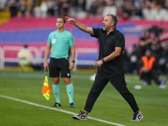 El entrenador del Barça, Hansi Flick, durante el partido de la jornada 9 de LaLiga EA Sports, contra el Girona FC. EFE/ Alejandro Garcia