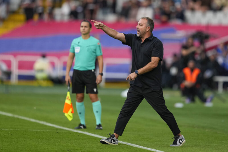 El entrenador del Barça, Hansi Flick, durante el partido de la jornada 9 de LaLiga EA Sports, contra el Girona FC. EFE/ Alejandro Garcia