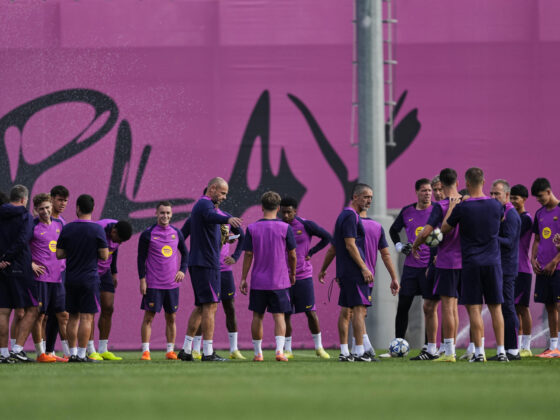 Los jugadores del FC Barcelona, durante el entrenamiento en la Ciudad Deportiva Joan Gamper. EFE/ Alejandro García