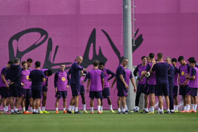 Los jugadores del FC Barcelona, durante el entrenamiento en la Ciudad Deportiva Joan Gamper. EFE/ Alejandro García