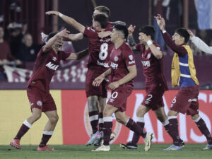 Lanús jugará la final de la Sudamericana ante Atlético Mineiro Jugadores de Lanús celebran el paso a la final de la Copa Sudamericana al vencer a la U de Chile en el estadio Ciudad de Lanús - Néstor Díaz Pérez. EFE/Juan Ignacio Roncoroni