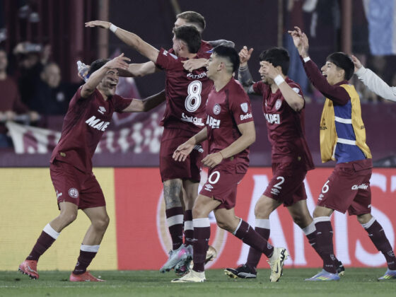 Jugadores de Lanús celebran el paso a la final de la Copa Sudamericana al vencer a la U de Chile en el estadio Ciudad de Lanús - Néstor Díaz Pérez. EFE/Juan Ignacio Roncoroni