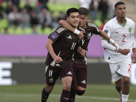 Gilberto Mora (i), la figura de la selección de México en el Mundial Sub-20 de Chile. EFE/Adriana Thomasa