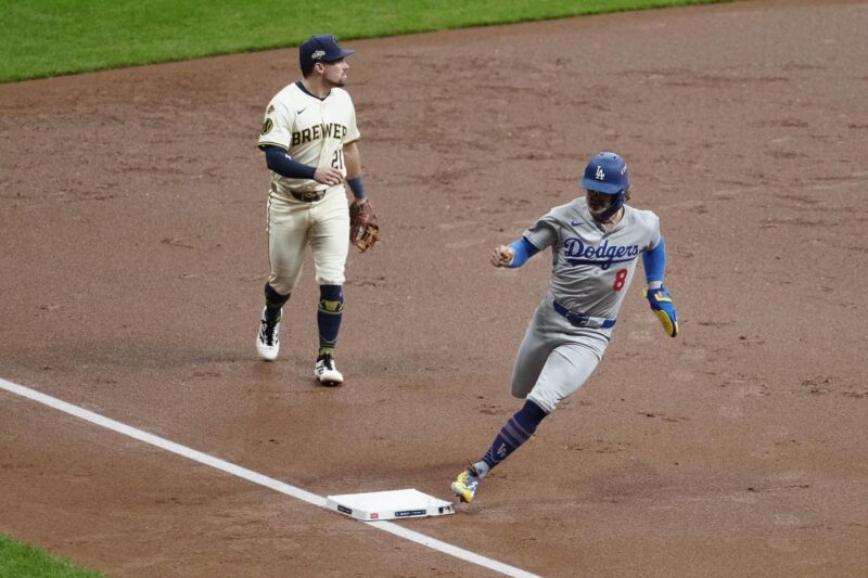 El jardinero de los Los Angeles Dodgers, Enrique Hernández (d), pisa la tercera base durante el segundo juego de la Serie de Campeonato de la Liga Nacional de la MLB contra los Brewers en Milwaukee (Wisconsin). EFE/EPA/ROSS HARRIED