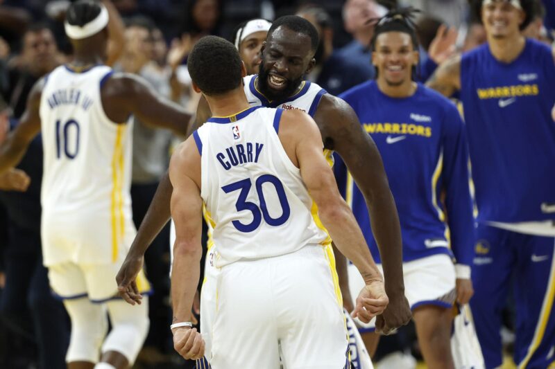 Steph Curry rescata a los Warriors ante los 50 puntos de Aaron Gordon El base de los Golden State Warriors Stephen Curry (I) y el alero de los Golden State Warriors Draymond Green (C) reaccionan después de que Curry anotara durante la prórroga en el partido inaugural de los Golden State Warriors contra los Denver Nuggets en San Francisco, California, EE.UU. EFE/EPA/JOHN G. MABANGLO