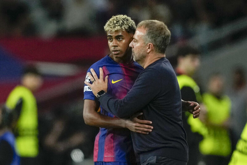 El entrenador del Barcelona, Hansi Flick, conversa con Lamine Yamal (i) durante el partido de la tercera jornada de la Liga de Campeones que FC Barcelona y Olympiacos FC disputaron en el Estadio Olímpico Lluís Companys. EFE/Alejandro García