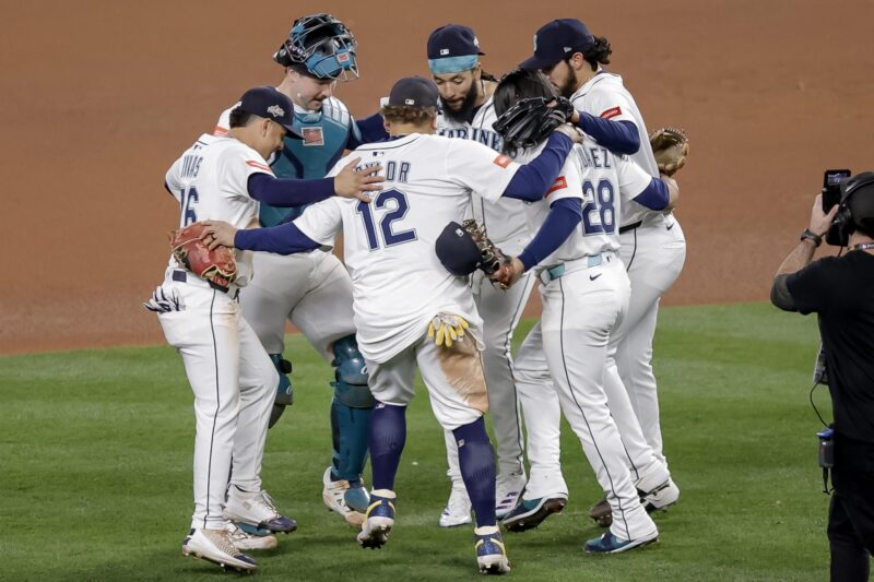 Los Marineros de Seattle celebran este viernes la victoria sobre los Azulejos de Toronto que deja la serie 3-2 a su favor, a una victoria más para imponerse en la Serie de Campeonato de la Liga Americana y anticpar la presencia en la Serie Mundial. EFE/EPA/JOHN G. MABANGLO