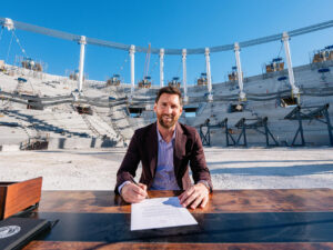 Fotografía cedida por el Inter Miami donde aparece Lionel Messi firmando su renovación con el equipo en el centro del Freedom Park, el estadio que el club está edificando en la zona del aeropuerto de Miami. EFE/Inter Miami /SOLO USO EDITORIAL /NO VENTAS /SOLO DISPONIBLE PARA ILUSTRAR LA NOTICIA QUE ACOMPAÑA /CRÉDITO OBLIGATORIO