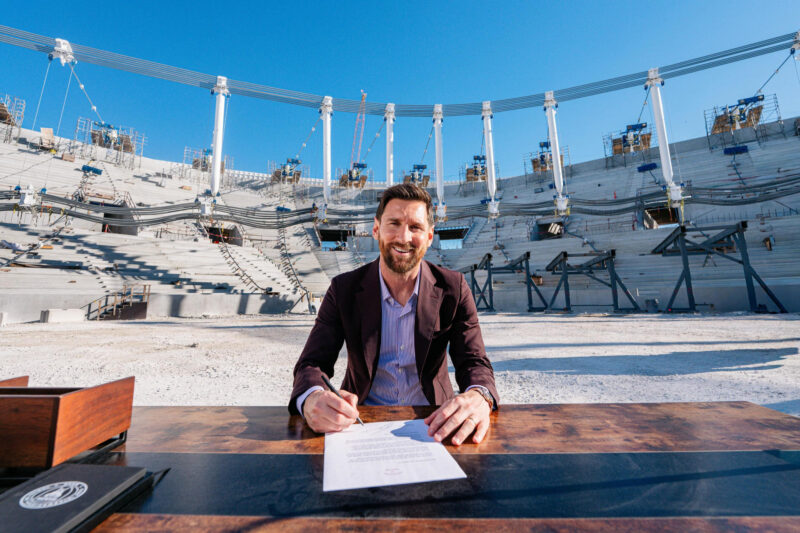 Fotografía cedida por el Inter Miami donde aparece Lionel Messi firmando su renovación con el equipo en el centro del Freedom Park, el estadio que el club está edificando en la zona del aeropuerto de Miami. EFE/Inter Miami /SOLO USO EDITORIAL /NO VENTAS /SOLO DISPONIBLE PARA ILUSTRAR LA NOTICIA QUE ACOMPAÑA /CRÉDITO OBLIGATORIO