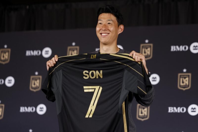 La estrella del fútbol surcoreano Son Heung-min sostiene la camiseta de Los Angeles Football Club (LAFC), durante su presentación como jugador del club de la MLS. EFE/EPA/CAROLINE BREHMAN