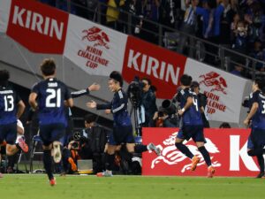 El jugador japonés Ayase Ueda (c) celebra un gol durante el partido amistoso que han jugado Japón y Brasil en Tokil Japón. EFE/EPA/FRANCK ROBICHON