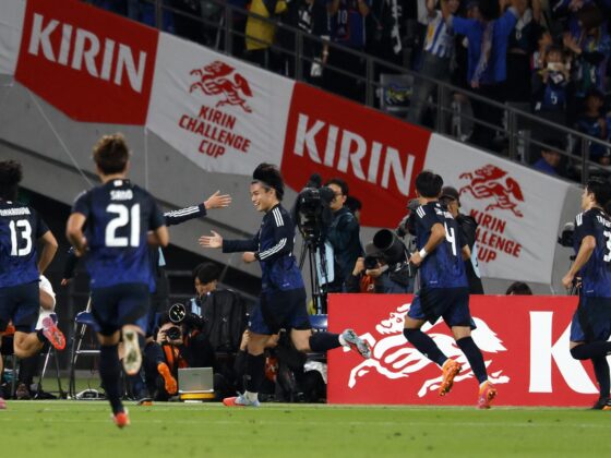 El jugador japonés Ayase Ueda (c) celebra un gol durante el partido amistoso que han jugado Japón y Brasil en Tokil Japón. EFE/EPA/FRANCK ROBICHON
