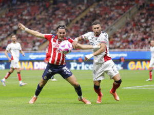 Jorge Ramos y su Banda: En Chivas ya huele a Liguilla Teun Wilke (izq.) del Guadalajara disputa el balón con Matheus Doria, del Atlas, este sábado durante un partido de la Liga MX en el Estadio Akron (México). EFE/ Francisco Guasco