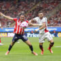 Teun Wilke (izq.) del Guadalajara disputa el balón con Matheus Doria, del Atlas, este sábado durante un partido de la Liga MX en el Estadio Akron (México). EFE/ Francisco Guasco