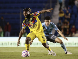 Allan Saint Maximin (i) de América disputa el balón con Luis Rey de Puebla este martes, durante un partido de la Liga MX entre América y Puebla en el estadio Ciudad de los Deportes, en Ciudad de México (México). EFE/ José Méndez