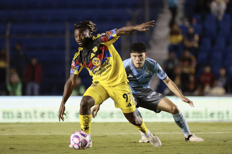 Allan Saint-Maximin (i) de América disputa el balón con Luis Rey de Puebla este martes, durante un partido de la Liga MX entre América y Puebla en el estadio Ciudad de los Deportes, en Ciudad de México (México). EFE/ José Méndez