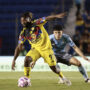 Allan Saint Maximin (i) de América disputa el balón con Luis Rey de Puebla este martes, durante un partido de la Liga MX entre América y Puebla en el estadio Ciudad de los Deportes, en Ciudad de México (México). EFE/ José Méndez