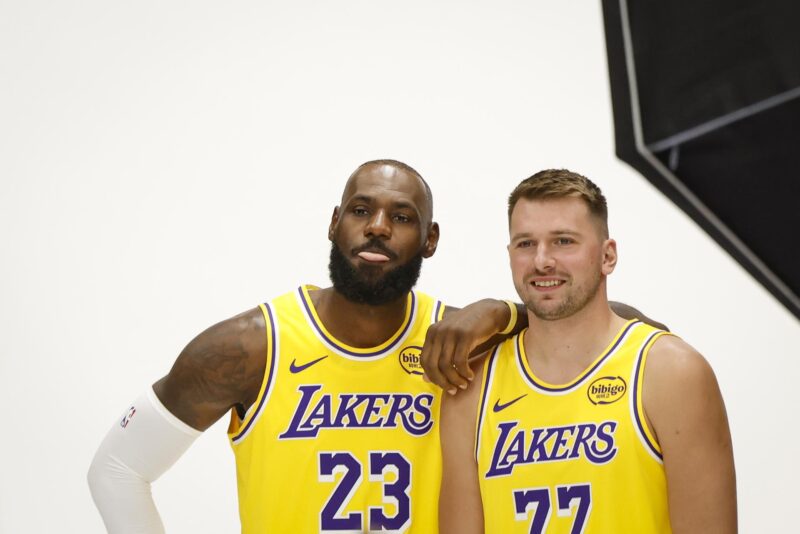 Así es el parche que LeBron James lucirá por su 23ª temporada de NBA LeBron James (i) y Luka Doncic, estrella de Los Angeles Lakers. EFE/EPA/CAROLINE BREHMAN