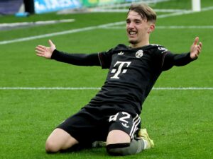 El joven jugador del Bayern Múnich Lennart Karl celebra 0-3 durante el partido de la Bundesliga que han jugado Borussia Moenchengladbach y FC Bayern Munich en Moenchengladbach, Alemania. EFE/EPA/RONALD WITTEK