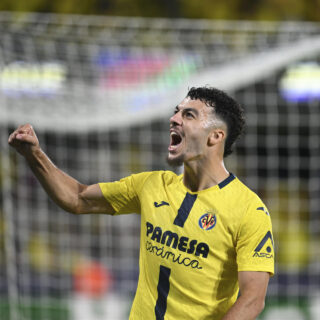 El delantero francés del Villarreal Georges Mikautadze celebra su gol, primero del equipo, durante el partido de primera ronda de Liga de Campeones que Villarreal CF y Juventus de Turín disputan en el estadio de La Cerámica. EFE/Andreu Esteban