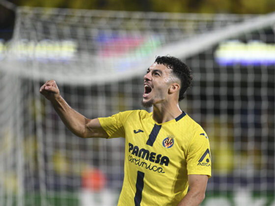 El delantero francés del Villarreal Georges Mikautadze celebra su gol, primero del equipo, durante el partido de primera ronda de Liga de Campeones que Villarreal CF y Juventus de Turín disputan en el estadio de La Cerámica. EFE/Andreu Esteban