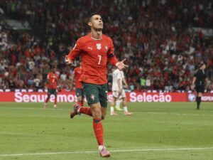 El portugués Cristiano Ronaldo celebra un gol durante el partido de clasificación jugado en el Jose Alvalade. EFE/EPA/TIAGO PETINGA