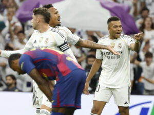 Jorge Ramos y Banda: El Clásico explotó, Barcelona queda tocado El delantro francés del Real Madrid Kylian Mbappé (R) celebra su gol ante el FC Barcelona durante el partido de la décima jornada de LaLiga EA Sports, que Real Madrid y FC Barcelona disputaron en el estadio Santiago Bernabéu.EFE/Chema Moya