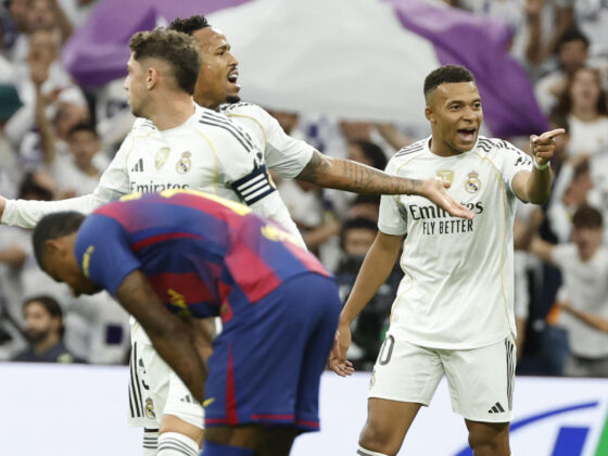 Jorge Ramos y Banda: El Clásico explotó, Barcelona queda tocado El delantro francés del Real Madrid Kylian Mbappé (R) celebra su gol ante el FC Barcelona durante el partido de la décima jornada de LaLiga EA Sports, que Real Madrid y FC Barcelona disputaron en el estadio Santiago Bernabéu.EFE/Chema Moya