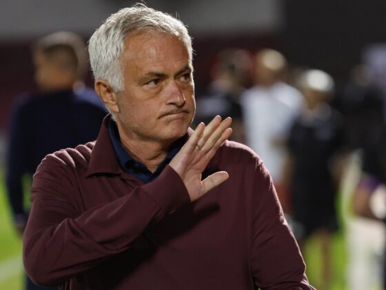 El entrenador del Benfica, Jose Mourinho, durante el partido de Copa de Portugal disputado este viernes entre su equipo y el Desportivo de Chaves. EFE/ PEDRO SARMENTO COSTA