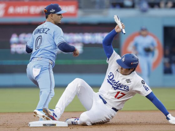 MLB: Toronto Blue Jays dejan todo igual en el Juego 4 Shohei Ohtani de los Los Dodgers de Los Angeles (d) es forzado a salir en la segunda base por el shortstop de los Azulejos de Toronto Andres Gimenez (i) en el cuarto juego de la Serie Mundial que ha quedado 2-2 este martes. EFE/EPA/CAROLINE BREHMAN