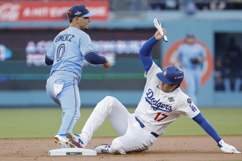 MLB: Toronto Blue Jays dejan todo igual en el Juego 4 Shohei Ohtani de los Los Dodgers de Los Angeles (d) es forzado a salir en la segunda base por el shortstop de los Azulejos de Toronto Andres Gimenez (i) en el cuarto juego de la Serie Mundial que ha quedado 2-2 este martes. EFE/EPA/CAROLINE BREHMAN