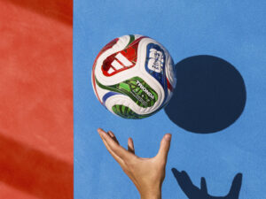 Imagen cedida por la FIFA del balón oficial de la Copa Mundial, el Trionda. EFE/FIFA/SOLO USO EDITORIAL