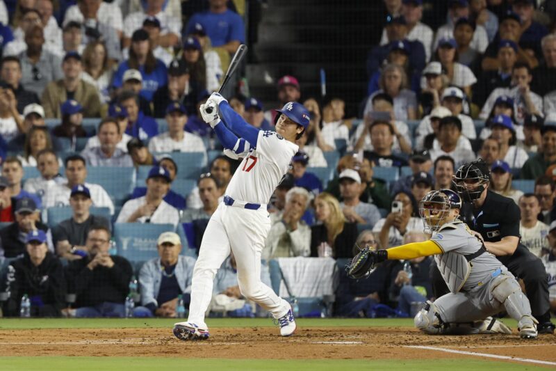 El lanzador abridor de los Los Angeles Dodgers, Shohei Ohtani, conecta uno de los tres jonrones en el cuarto juego de la serie que ganaron este viernes por barrida (4-0) a los Cerveceros de Milwaukee y que proporcionó a la novena angelina el título de la Liga Nacional y el pase a la Serie Mundial por segundo año consecutivo. EFE/EPA/CAROLINE BREHMAN
