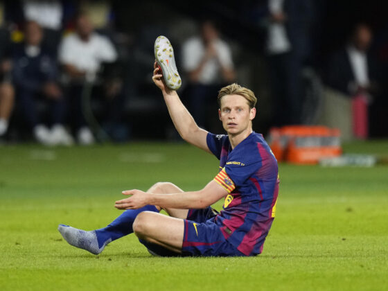 El centrocampista del Barcelona Frenkie de Jong durante el partido de la primera fase de la Liga de Campeones que FC Barcelona y PSG disputaron en el estadio olímpico Lluis Companys. EFE/Siu Wu